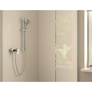 Душевой гарнитур Hansgrohe Vernis Blend 26275000 на стене
