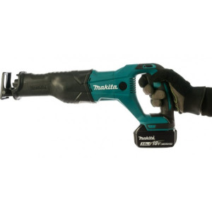 Сабельная пила Makita DJR186RFE в руке