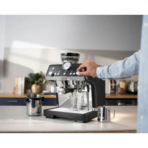 Кофеварка DeLonghi EC 9355 BM в интерьере