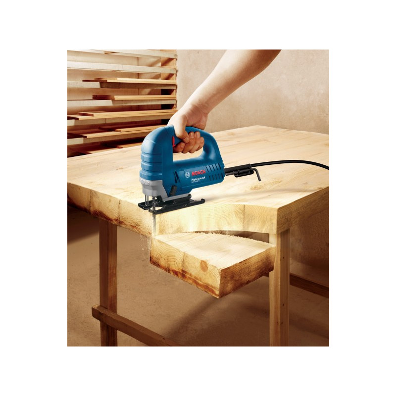 Электролобзик Bosch GST 8000 E 0.601.58H.000 в процессе работы