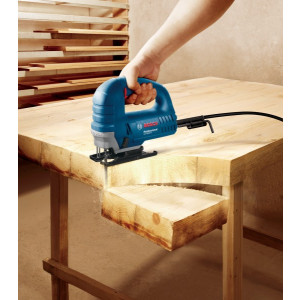 Электролобзик Bosch GST 8000 E 0.601.58H.000 в процессе работы