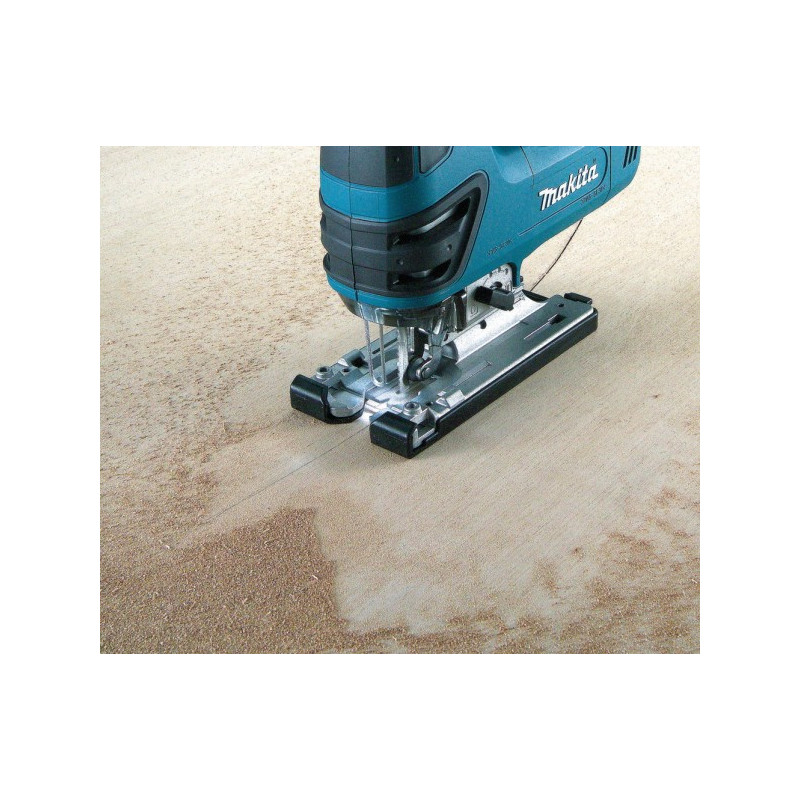 Электролобзик Makita 4350 FCT в процессе выполнения работ