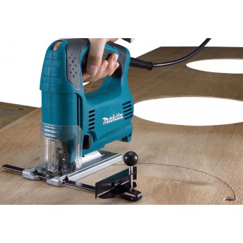 Электролобзик Makita 4329 K в процессе работ