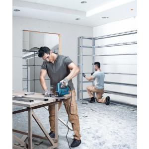 Электролобзик Bosch GST 700 0.601.2A7.020 в процессе работы