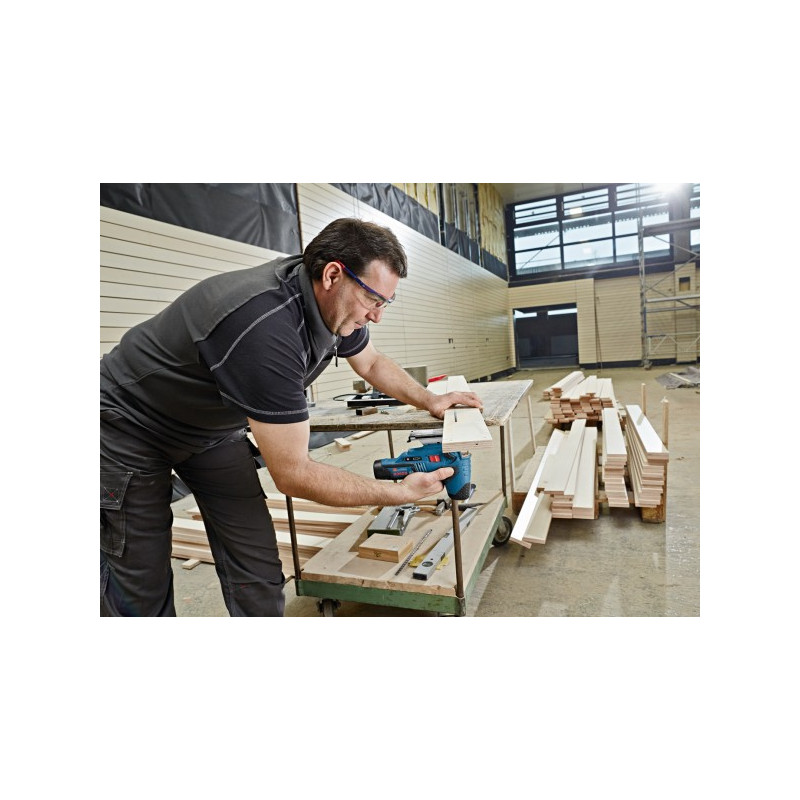 Электролобзик Bosch GST 12V-70 0.601.5A1.001 (без АКБ) в процессе выполнения работ