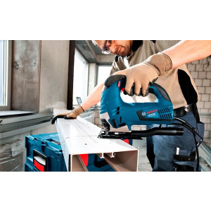 Электролобзик Bosch GST 90 BE 0.601.58F.001 в процессе выполнения работ