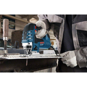 Электролобзик Bosch GST 150 BCE 0.601.513.000 в процессе выполнения работ