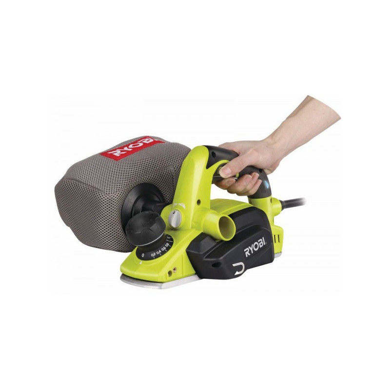 Электрорубанок Ryobi EPN6082CHG 5133000350 относительно руки человека