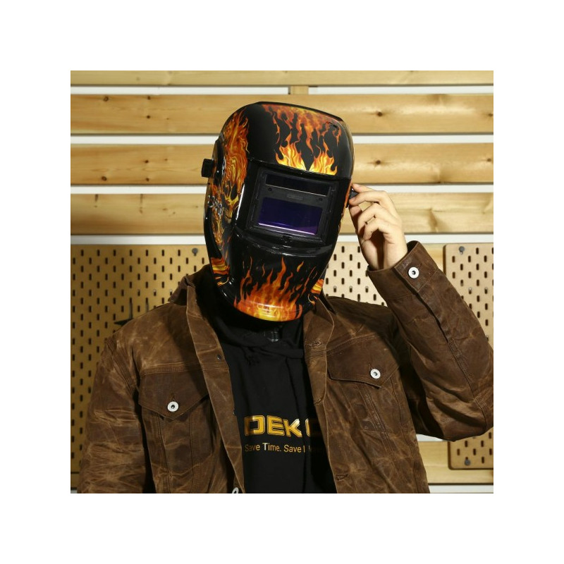 Сварочная маска Deko DKM Fire Premium на человеке