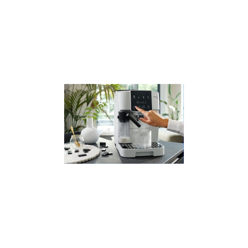 Кофемашина DeLonghi ECAM 220 61 W в интерьере