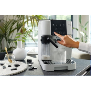 Кофемашина DeLonghi ECAM 220 61 W в интерьере