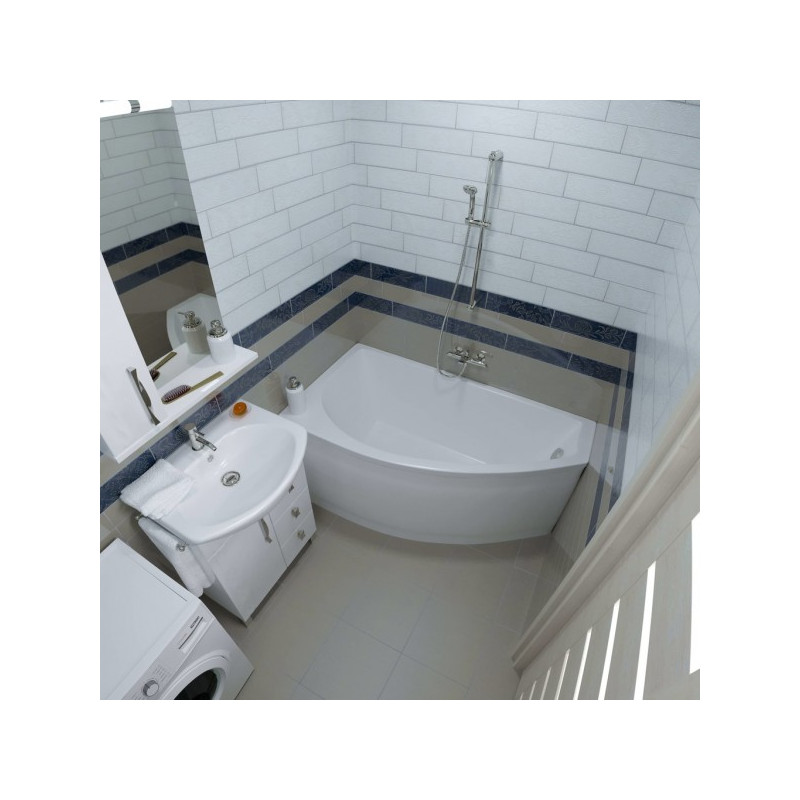 Ванна акриловая Triton Бэлла 140x76 R (с каркасом, сифоном) в интерьере вид сбоку