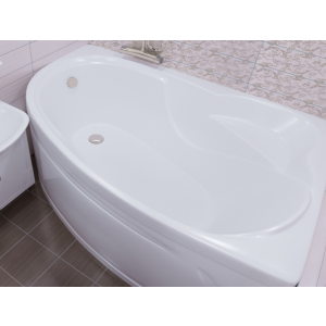 Ванна акриловая Triton Кайли 150x100 L (с каркасом, сифоном) в интерьере