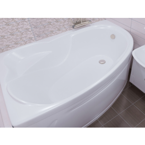 Ванна акриловая Triton Кайли 150x100 R (с каркасом, сифоном) в интерьере