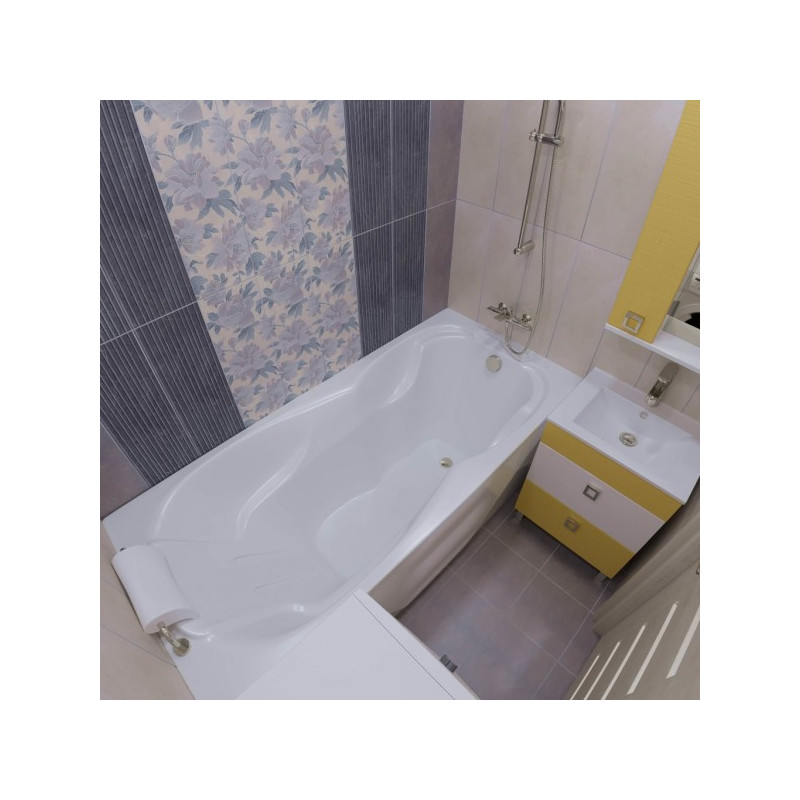 Ванна акриловая Triton Персей 190x90 (с ножками, сифоном, 2 экранами) в интерьере вид сбоку