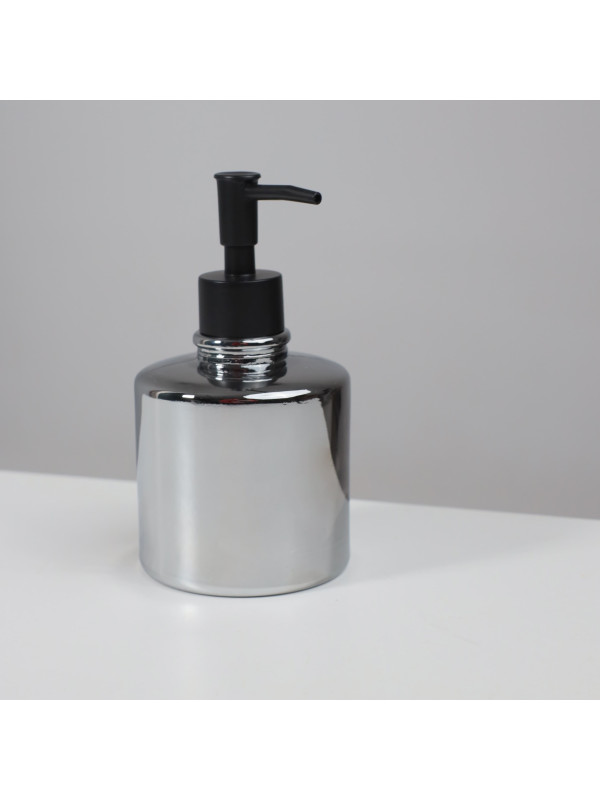 Дозатор жидкого мыла AksHome Chroma хром в интерьере