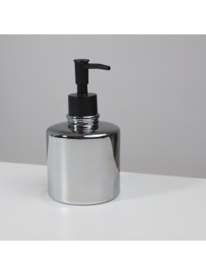 Дозатор жидкого мыла AksHome Chroma хром в интерьере