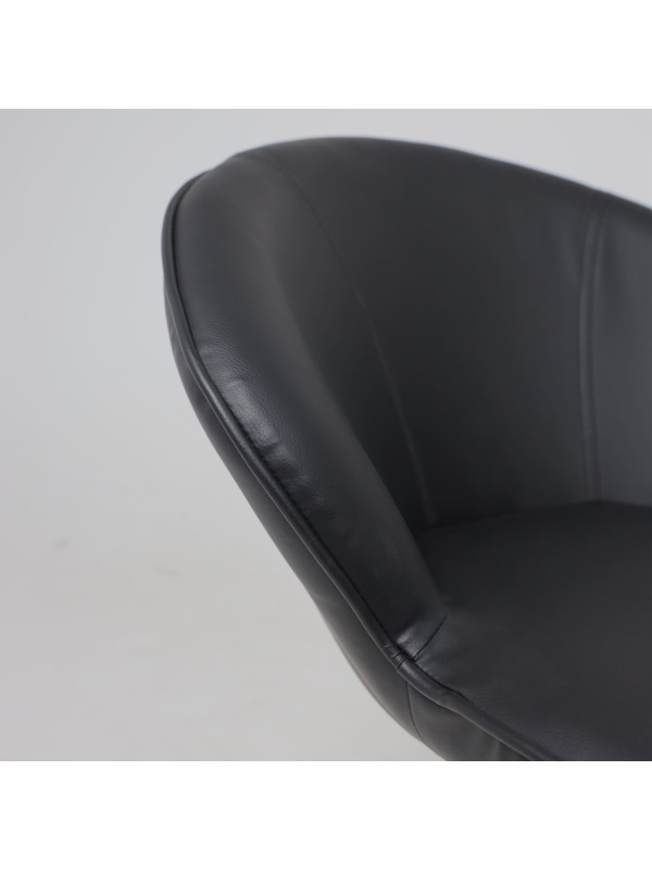 Кресло компьютерное AksHome Foxy черный вблизи