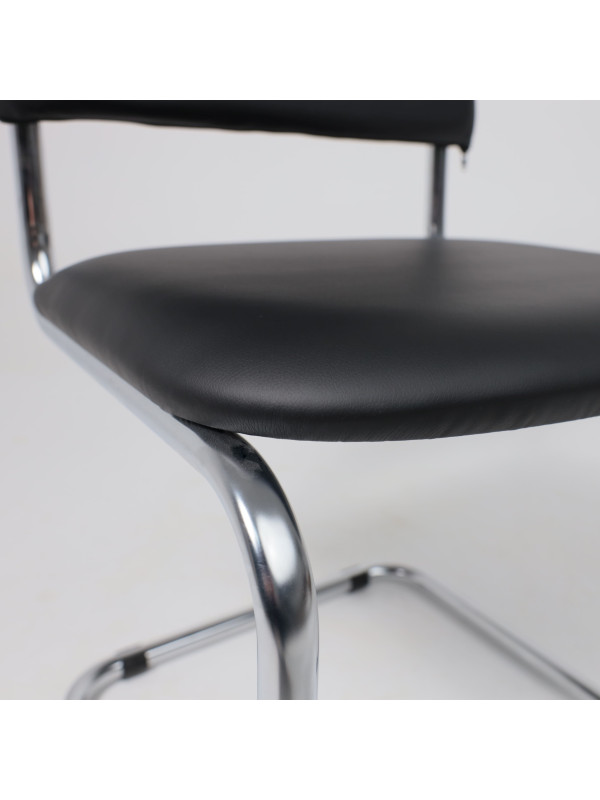 Стул офисный AksHome Славия черный вблизи