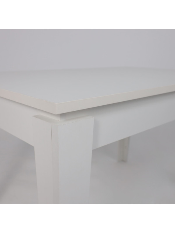 Кухонный стол Eligard Stan белый вблизи