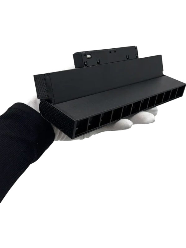 Трековый светильник truEnergy TRACK LED MAGNETIC 31006 черный (6 Вт) в руке