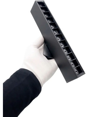 Трековый светильник truEnergy TRACK LED 24004 черный (9 Вт) в руке