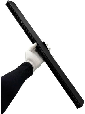 Трековый светильник truEnergy TRACK LED 24006 черный (27 Вт) в руке
