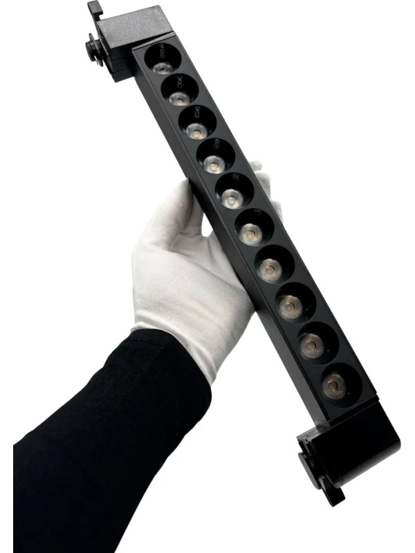 Трековый светильник truEnergy TRACK LED 24013 черный (20 Вт) в руке