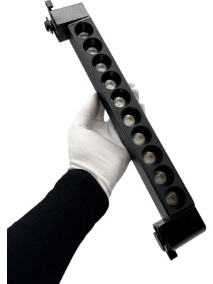 Трековый светильник truEnergy TRACK LED 24013 черный (20 Вт) в руке