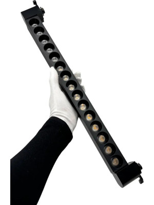 Трековый светильник truEnergy TRACK LED 24014 черный (30 Вт) в руке