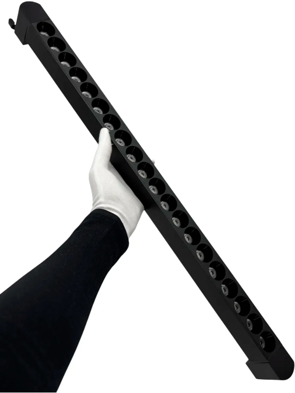 Трековый светильник truEnergy TRACK LED 24015 черный (40 Вт) в руке