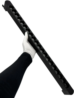 Трековый светильник truEnergy TRACK LED 24015 черный (40 Вт) в руке