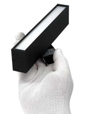 Трековый светильник truEnergy TRACK LED 24001 черный (9 Вт) в руке