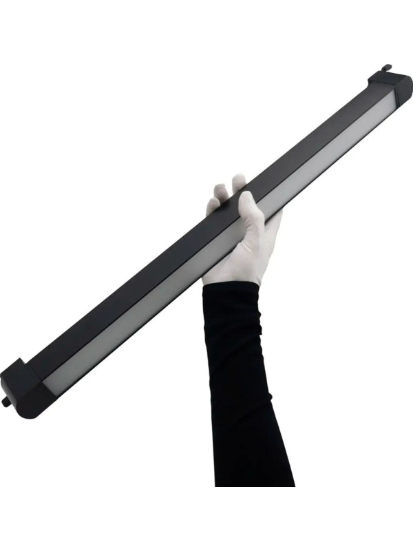 Трековый светильник truEnergy TRACK LED 24012 черный (40 Вт) в руках