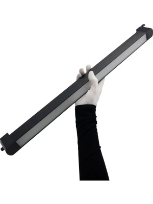 Трековый светильник truEnergy TRACK LED 24012 черный (40 Вт) в руках
