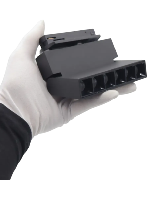 Трековый светильник truEnergy TRACK LED 24032 черный (6 Вт) в руке