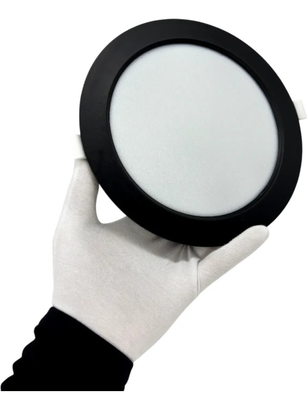 Потолочный светильник truEnergy FIT 10089 черный (15 Вт) в руке