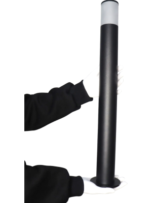 Уличный ландшафтный светильник truEnergy PARK 26004 черный (11 Вт) в руках