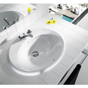 Фото в интерьере умывальника Roca Adora 56x47