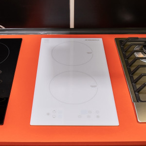 Индукционная варочная панель Maunfeld EVI.292 White в сочетании с оранжевой поверхностью