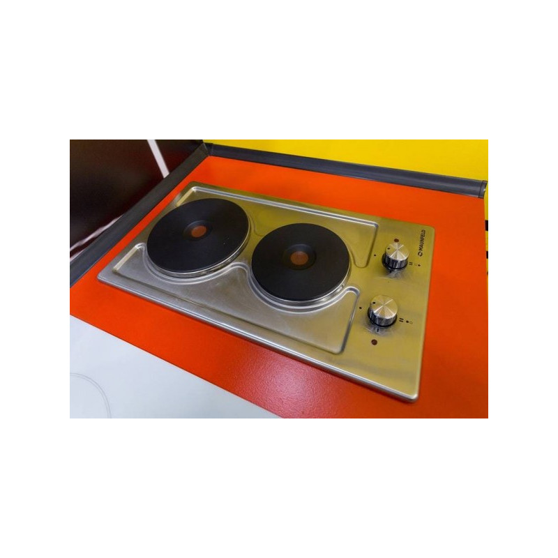 Варочная панель Maunfeld EEHS.32.4S Inox в сочетании с оранжевой поверхностью