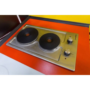 Варочная панель Maunfeld EEHS.32.4S Inox в сочетании с оранжевой поверхностью