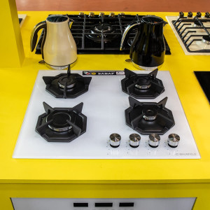 Maunfeld EGHG.64.2CW/G White в сочетании с желтой рабочей поверхностью