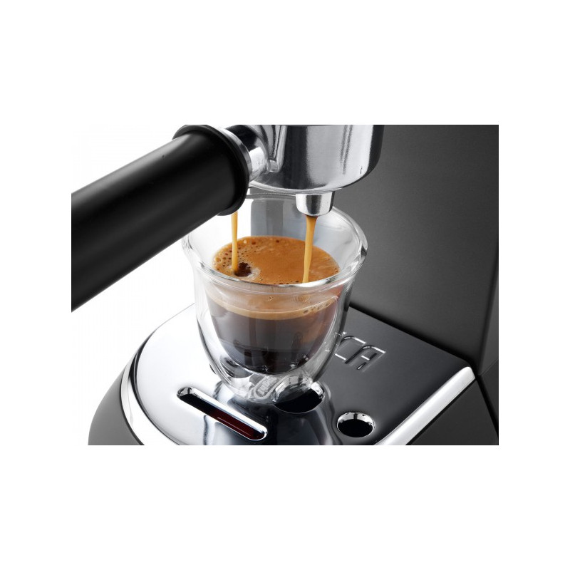 Приготовьте кофе в кофеварке DeLonghi Dedica Style EC 685.BK