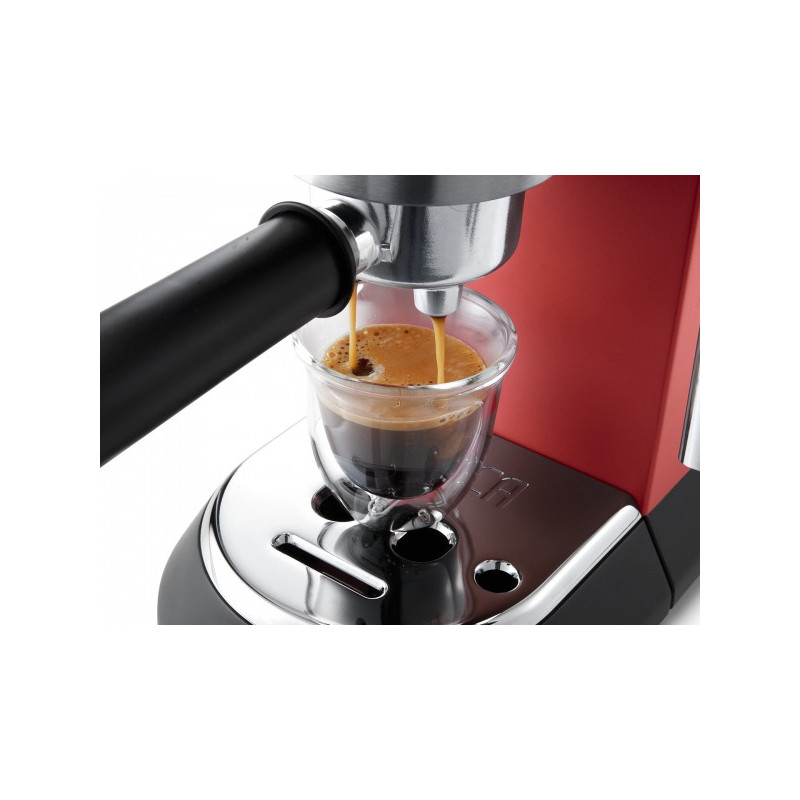 Приготовьте кофе в кофеварке DeLonghi Dedica Style EC 685.R