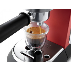 Приготовьте кофе в кофеварке DeLonghi Dedica Style EC 685.R