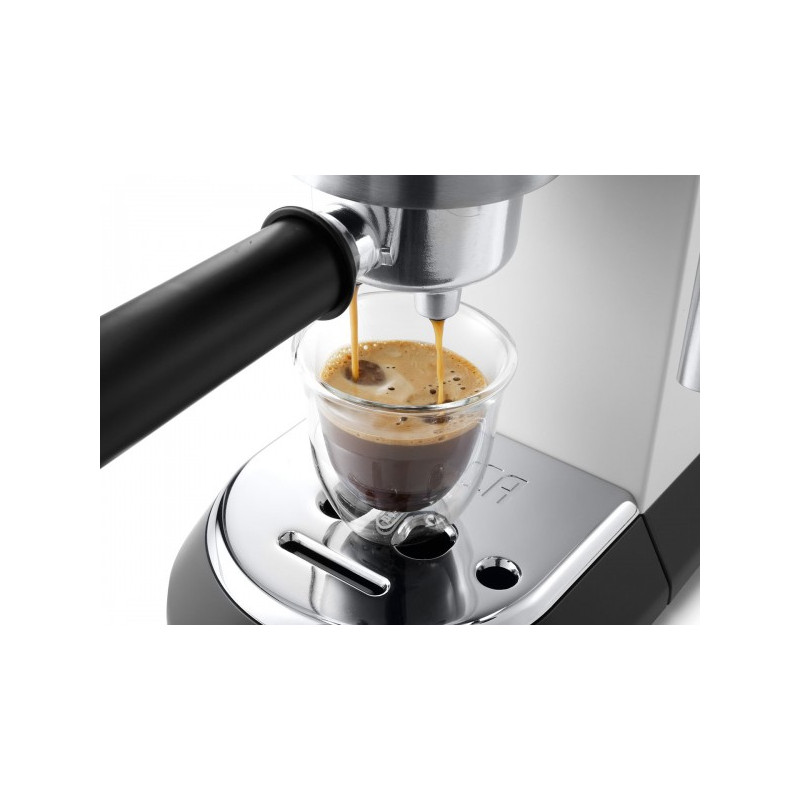 Приготовьте кофе в кофеварке DeLonghi Dedica Style EC 685.W