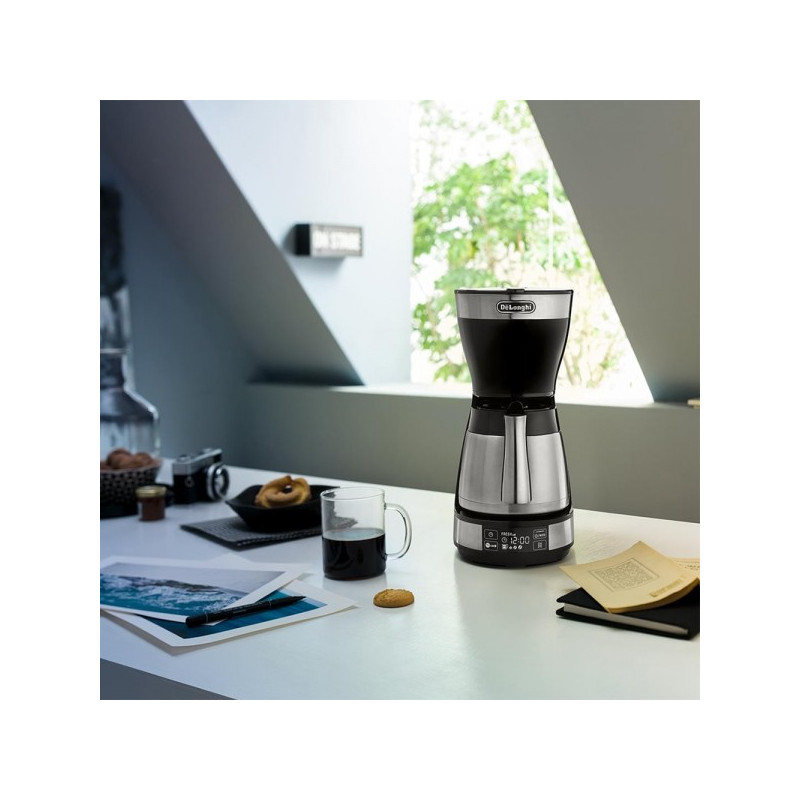 Фото кофеварки DeLonghi ICM16731 в интерьере