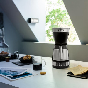 Фото кофеварки DeLonghi ICM16731 в интерьере