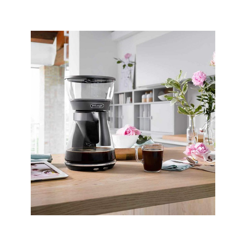 Фото кофеварки DeLonghi Clessidra ICM17210 в интерьере